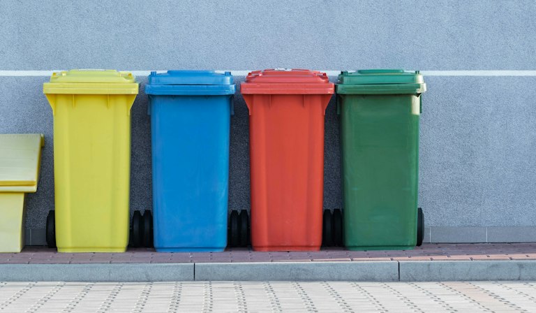 Contenedores de reciclaje en una escena urbana ilustrativa